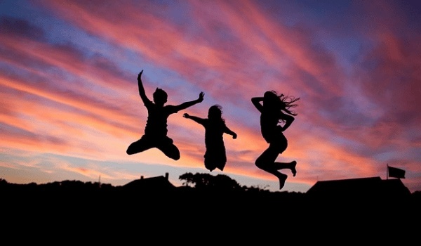 水瓶女与金牛男：性格迥异却情深意长，友情之花常开不败